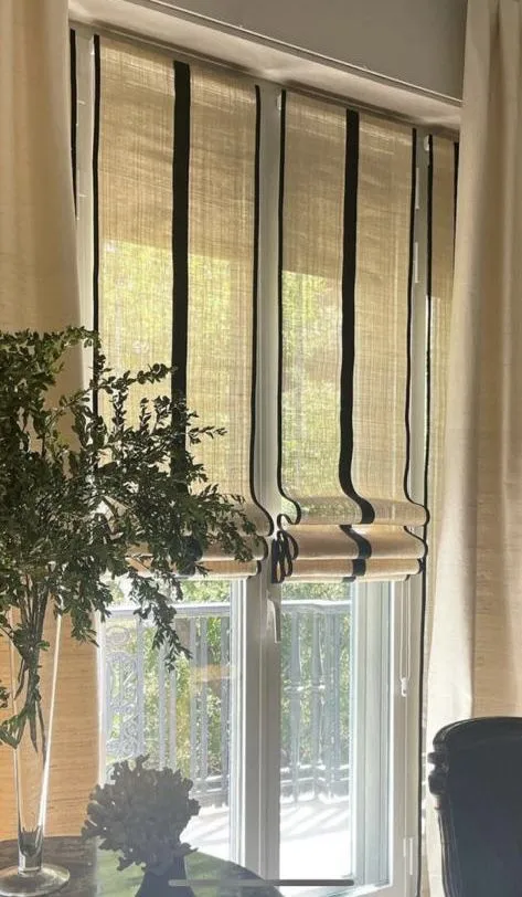 Store vénitien en aluminium permettant de jouer avec la lumière naturelle