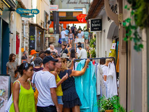 Braderie des commerçants d'Antibes : ambiance animée dans les rues piétonnes du centre-ville avec étals de vêtements