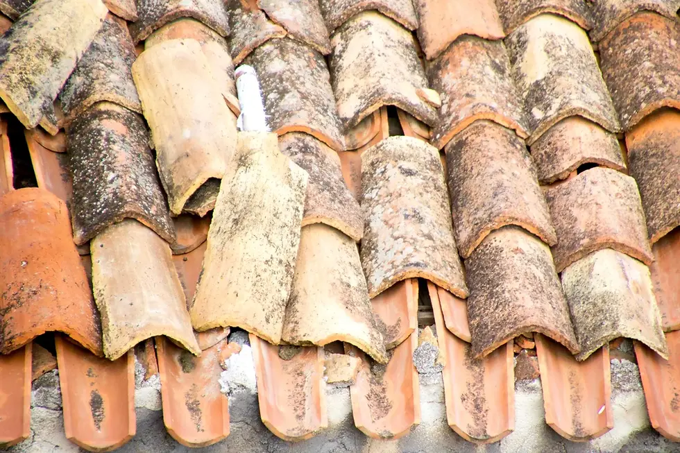 Tuiles fissurées après un épisode de grêle dans le Sud de la France – risque d’infiltration