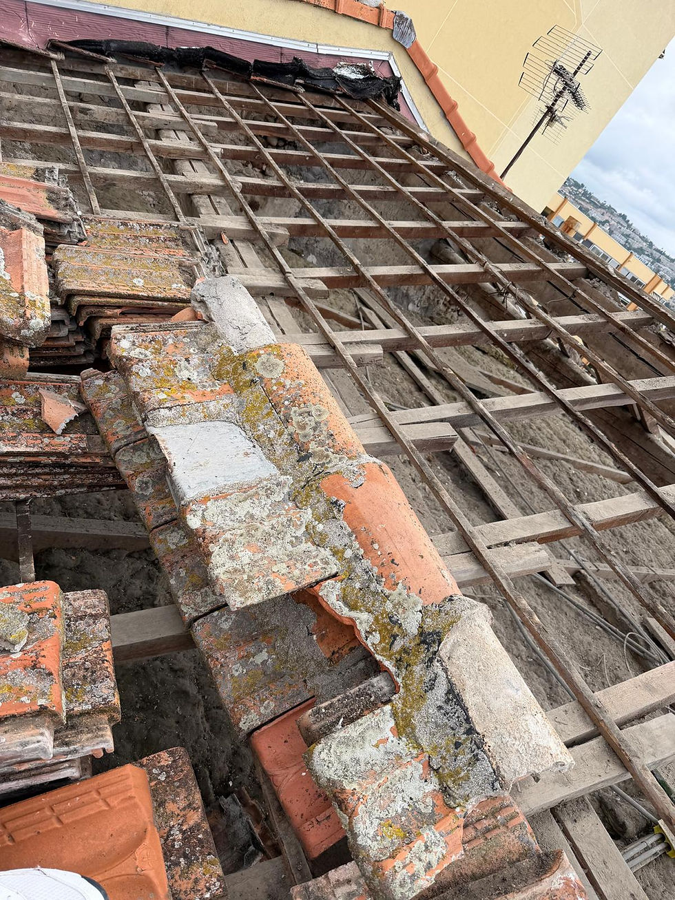 Rénovation complète de toiture à Antibes : retour sur un chantier XXL en centre-ville