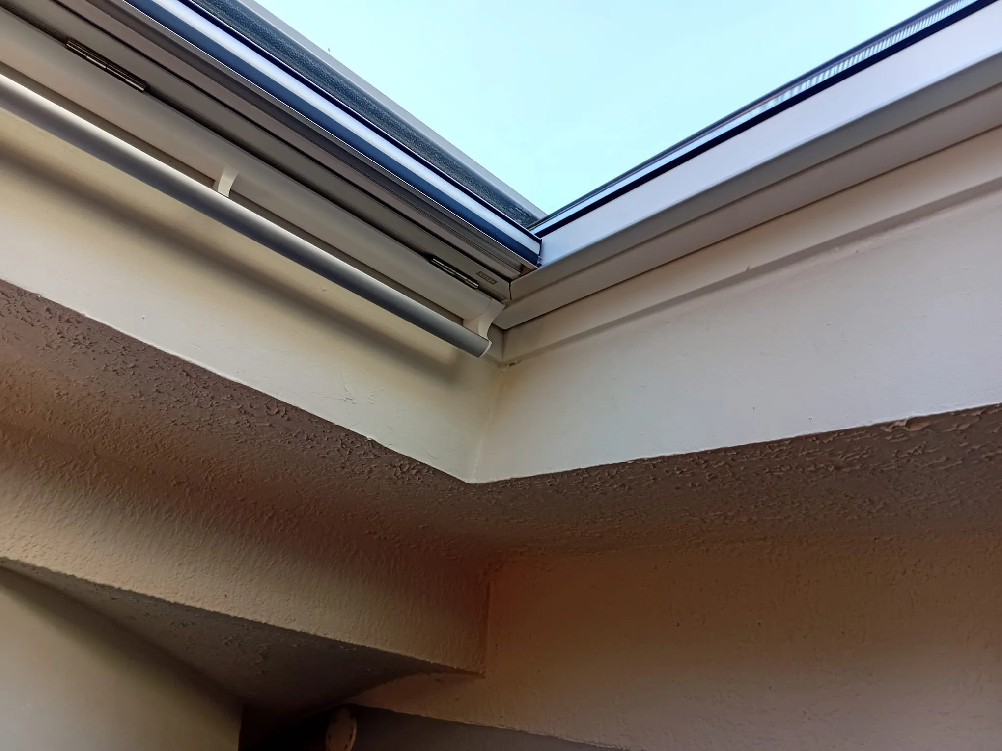 Couvreur SFT Toitures réalisant la pose d’un Velux à Cannes