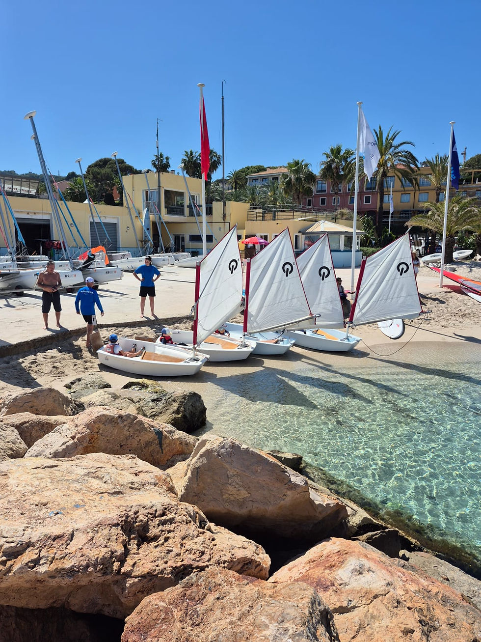 Flotte d'Optimist et encadrants sur la plage du Centre Nautique CVM