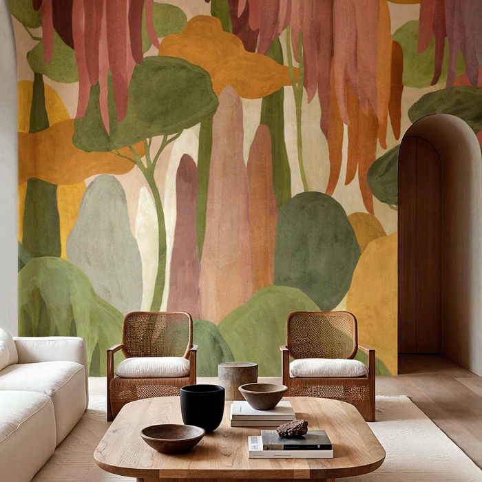 Papier peint Coordonné motif palmiers répétés jaune ocre et bleu cobalt, posé dans un salon avec fauteuil bouclette orange – Atelier Marceau Nice