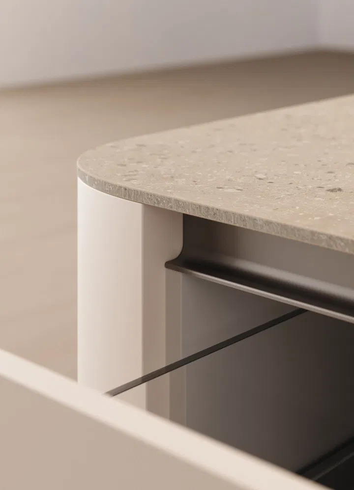 Ambiance Cuisines Nice – conception de cuisines modernes avec joues arrondies et matériaux premium.