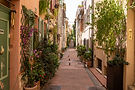 Ruelle typique du vieux Antibes – présence locale Bonnaud Estates sur la Côte d'Azur