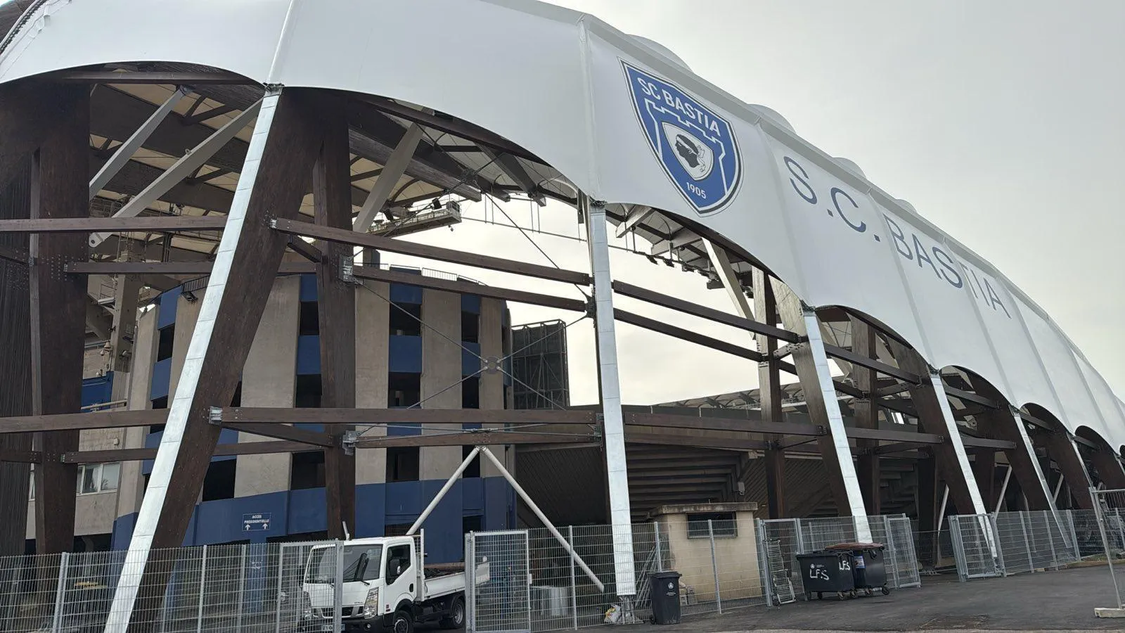 Vue d’ensemble du chantier de garnissage en zinc à Bastia