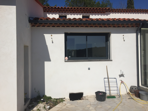 Installation de fenêtres aluminium sur maison neuve – réalisation POL GLASS Biot