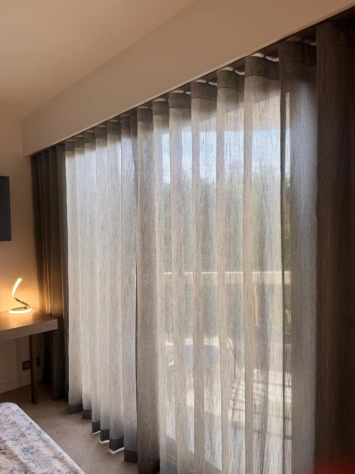 Rideaux occultants installés dans une chambre moderne pour plus d’intimité