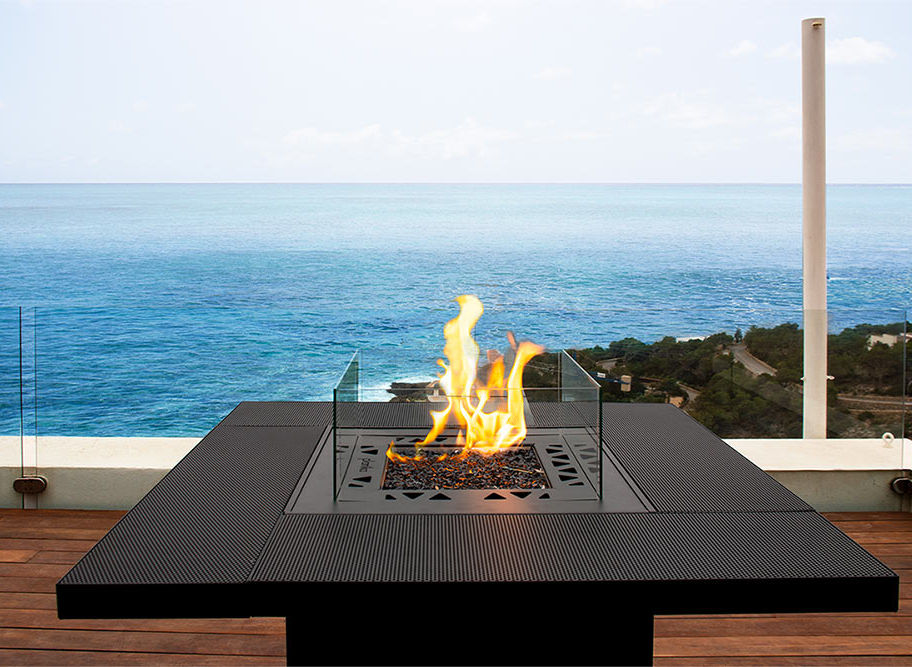 Vue de dessus de la Square Table avec plateau modulable et flamme centrale