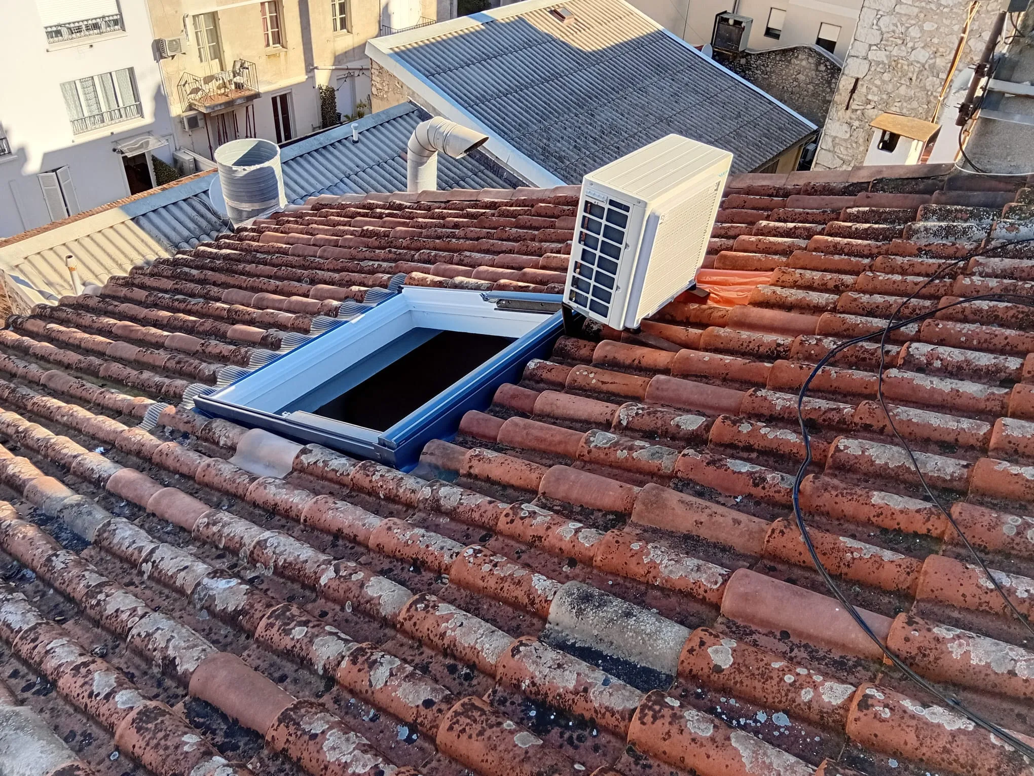 Fenêtre de toit Velux neuve installée par couvreur à Cannes