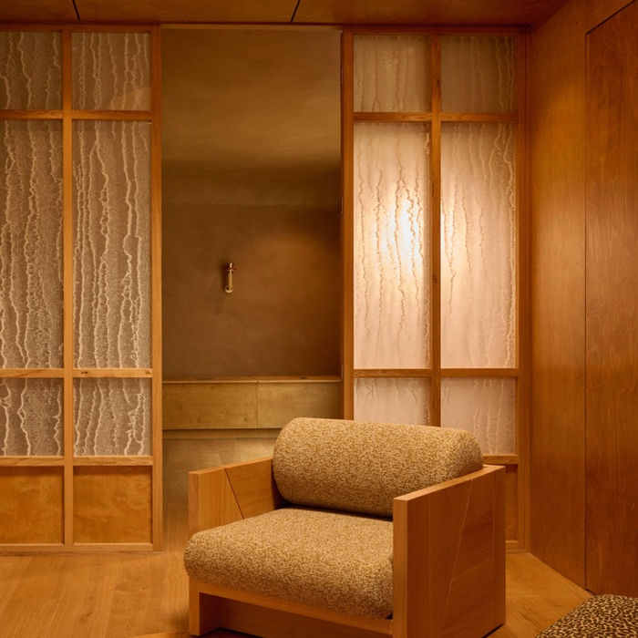 Fauteuil habillé Lelièvre dans un intérieur boisé, collection Contrée Sauvage