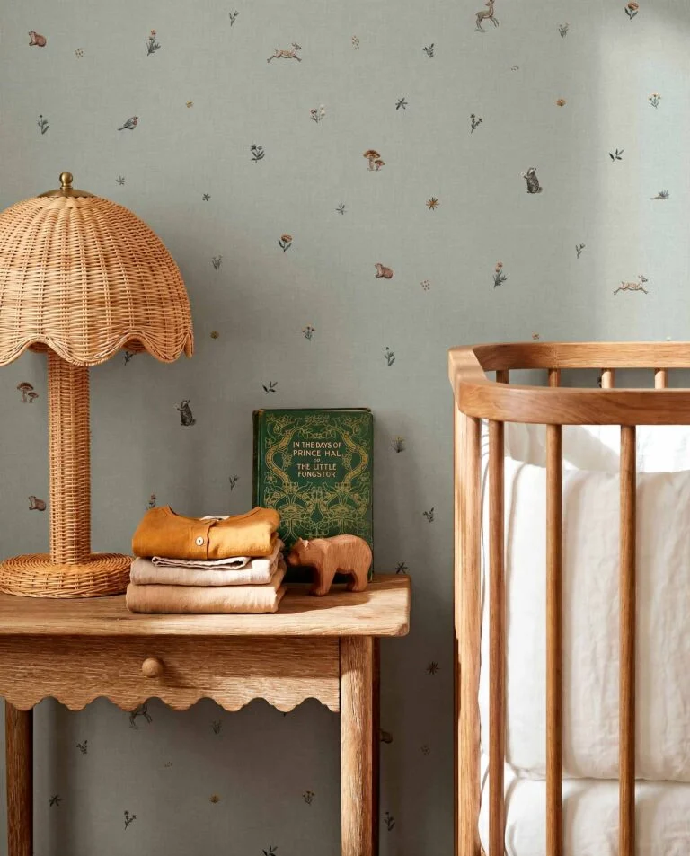 Papier peint Coordonné chambre bébé motif animaux de la forêt fond vert sauge - disponible à Nice chez Atelier Marceau