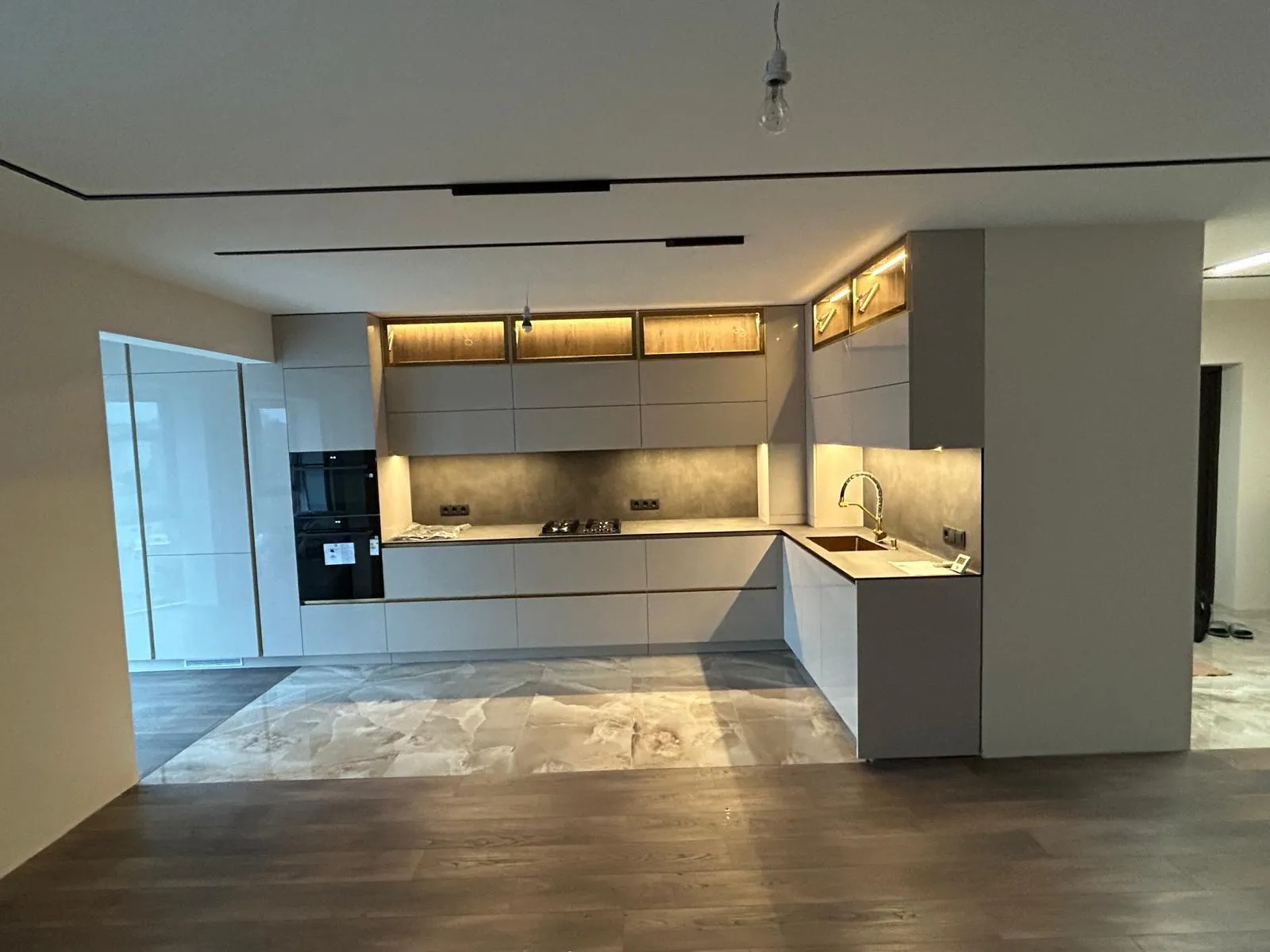 Cuisine moderne rénovée à Bastia avec éclairage intégré et finitions haut de gamme – travaux intérieurs SFT Toitures.