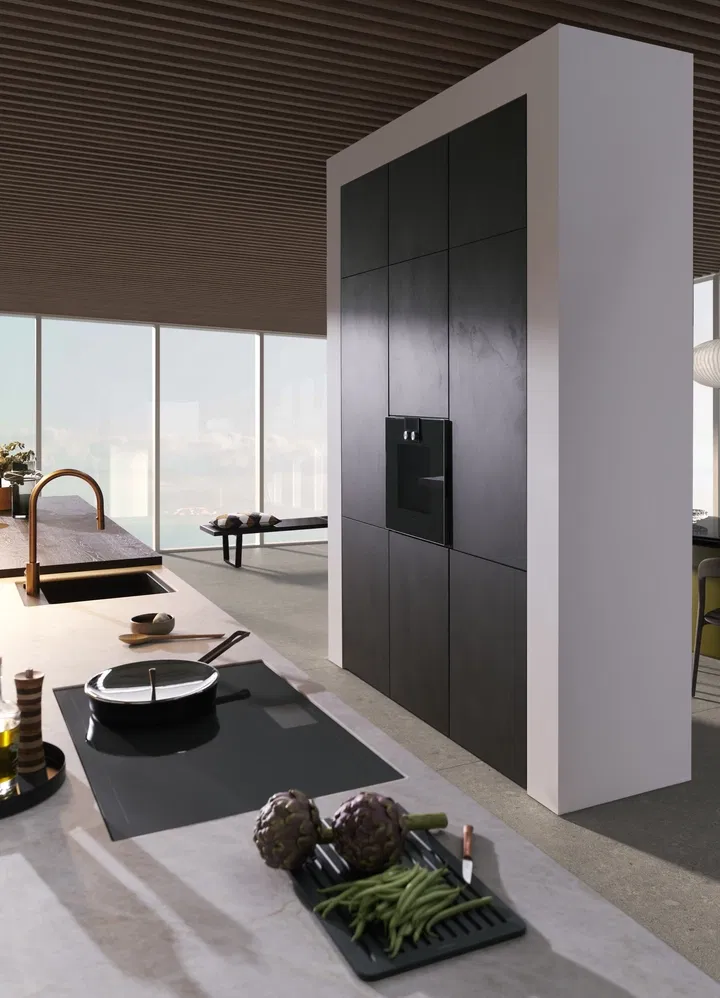 Échantillons de matériaux haut de gamme pour plans de travail exposés au showroom de Nice