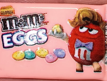 miniature resin fake candy charm (cabochon) featuring an M&M's Peanut Butter Easter Eggs