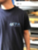 foto operatore che indossa t-shirt con logo aziendale