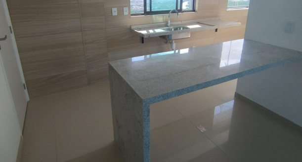 Ampla cozinha integrada à sala com bancada premium e linda vista dos manguezais.
