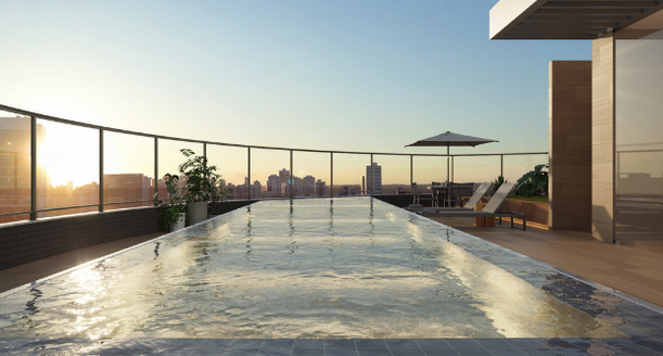 Piscina adulto e infantil com deck de madeira no Rooftop Star View do Infinity Célia Neves.