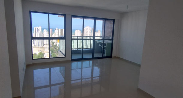 Sala ampla integrada para três ambientes com piso em porcelanato e acesso à varanda.