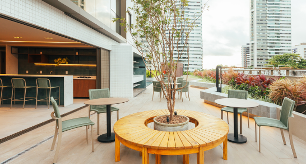 Espaço lounge sofisticado e climatizado, com sofás e poltronas confortáveis em tons neutros, ideal para descanso, espera e interações sociais.