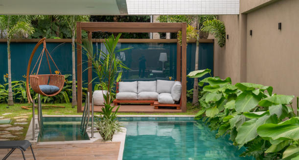 Piscina com hidromassagem e deck molhado no terraço de lazer do Edifício Casa Forte Prince.