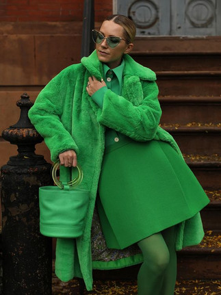 Look Blair Eadie cores vibrantes verde