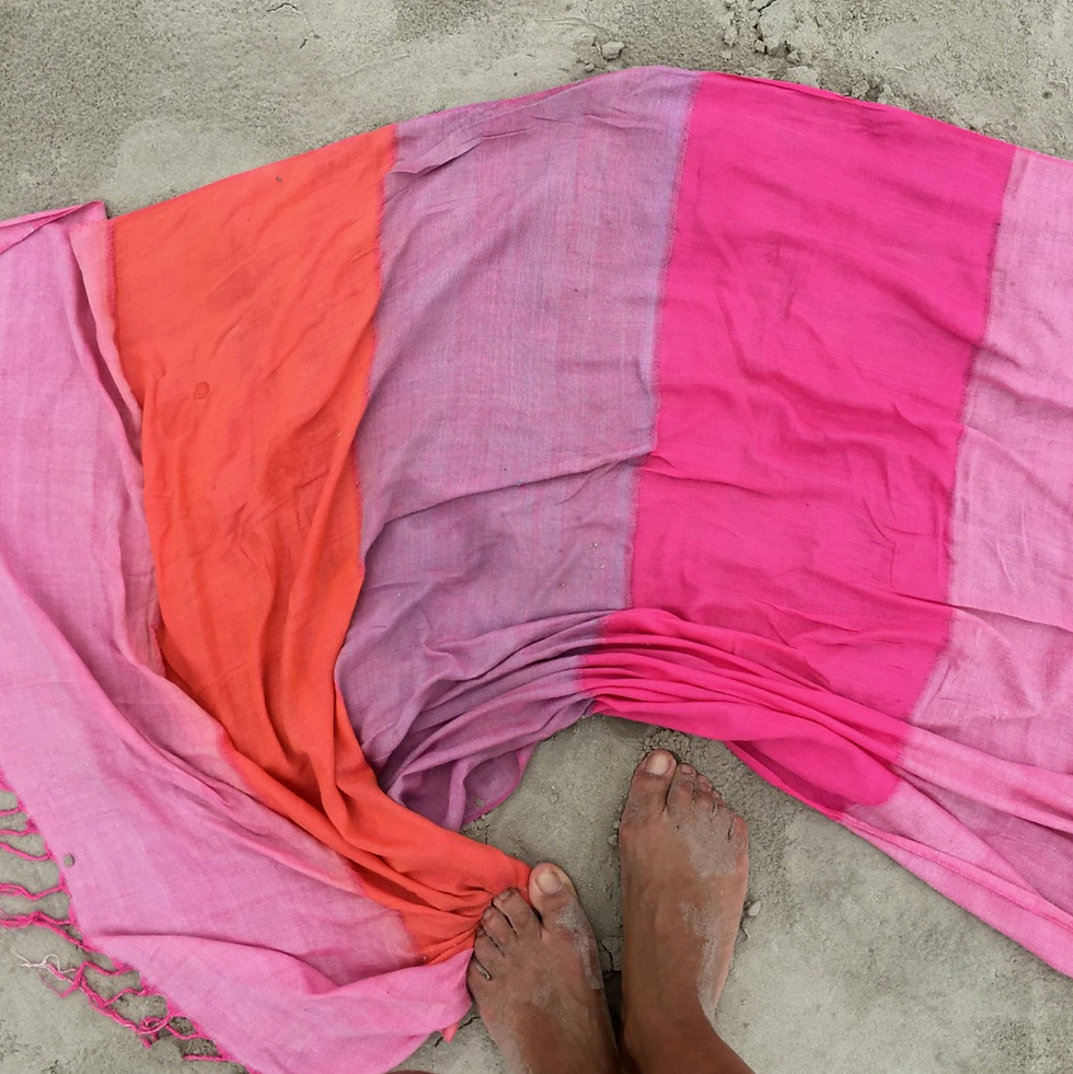 pés na praia com canga