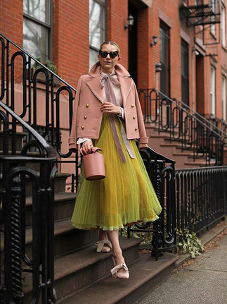 Look Blair Eadie cores apagadas rosa