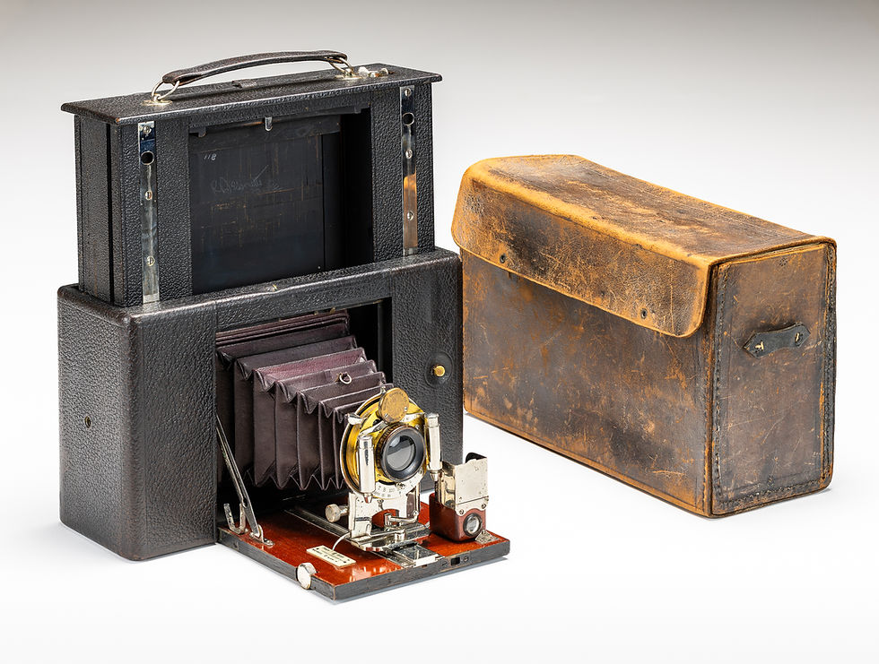 Blair Camera Company. No.3 Focusing Weno Hawk-eye. Combination camera for 3¼ x 4¼" plates and roll film. Back lifts up to use plates. c.1902-03