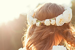 Braut mit Blumen in den Haaren