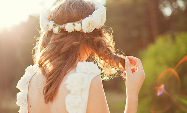 Novia con flores en el pelo