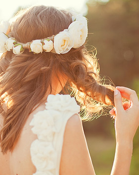 Braut mit Blumen in den Haaren