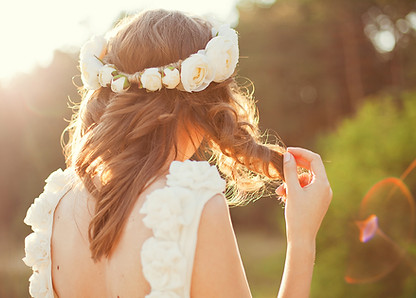 Novia con flores en el pelo