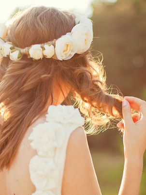 Bruid met bloemen in haar