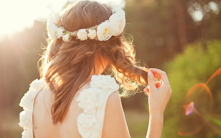 Mariée avec des fleurs dans cheveux