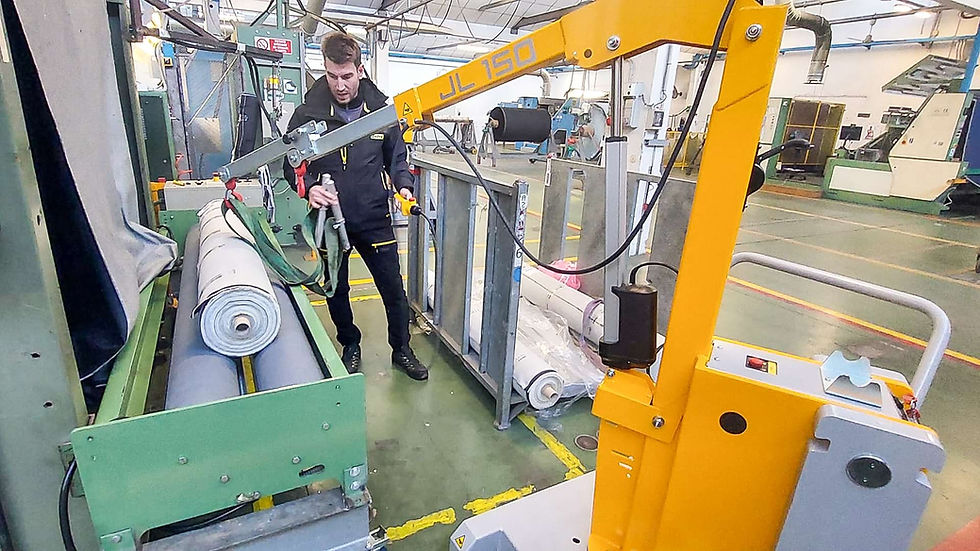 La mini grúa eléctrica de empuje manual JL150 de Just Lift permite que un solo operador levante y coloque con precisión bobinas pesadas en una industria textil