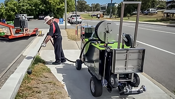 Maßgeschneiderter elektrischer Pritschenwagen zum Transport einer Gehweg-Unkrautbekämpfungsmaschine