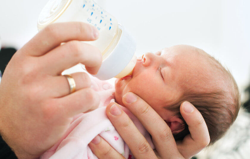 ¿Quiénes se benefician de las donaciones de leche materna?