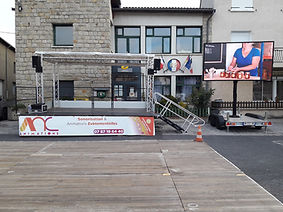 Ecran et podium sur une foire