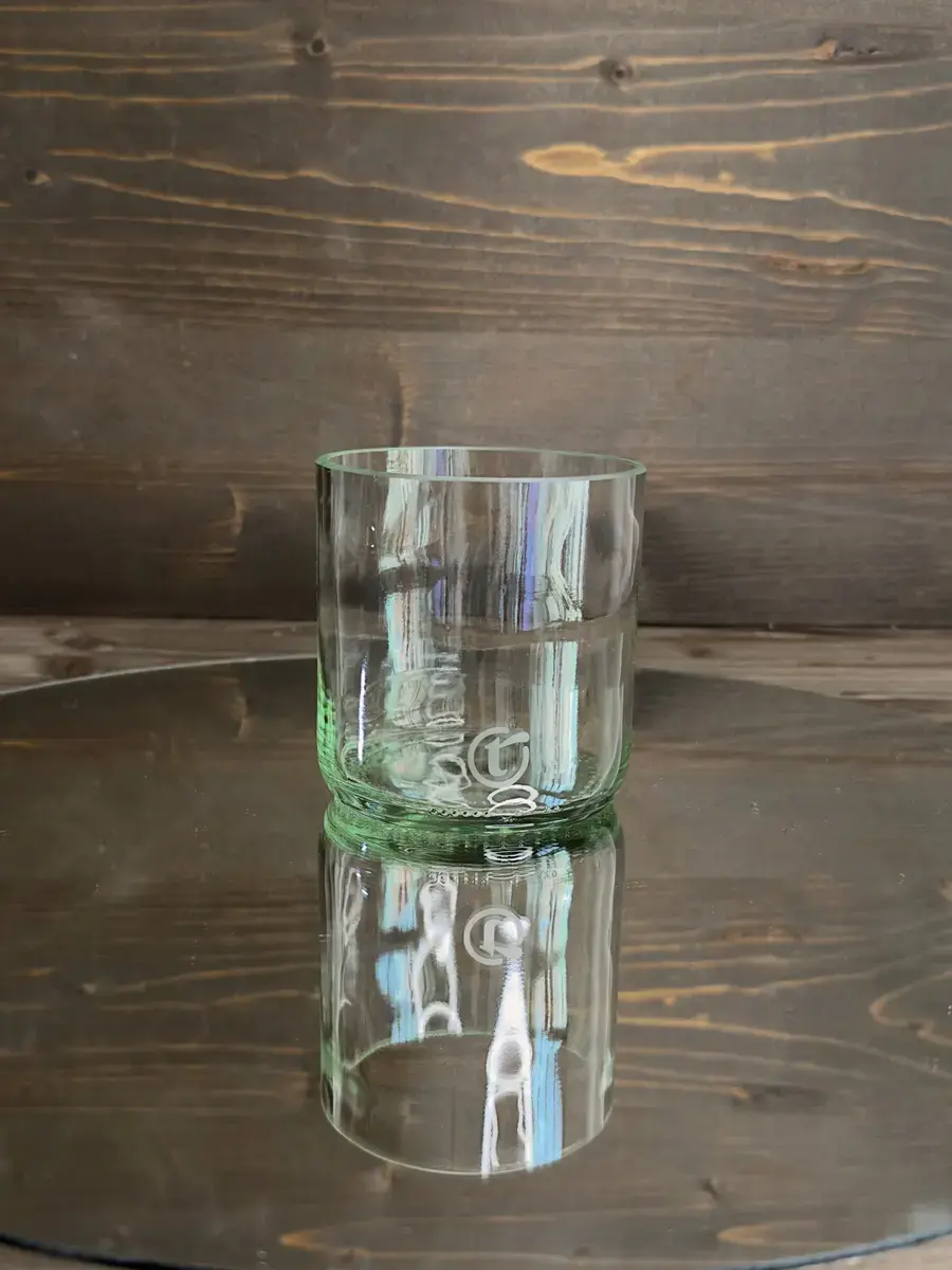 Miniaturbild: Ivey Tumbler das kleine Upcycling Trinkglas aus Weinflaschen – handgeschliffen in Dresden