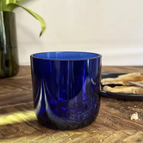Blaues Glas auf einem Holztisch Perfekt für das Frühstück