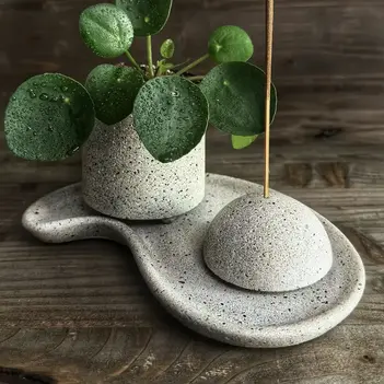 Dekoteller, Räucherstäbchenhalter und Pflanzgefäß handgefertigt aus Beton.