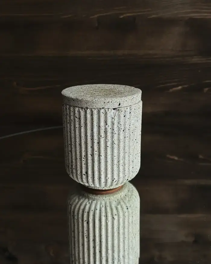 Miniaturbild: Geschlossene Aufbewahrungsdose aus Beton