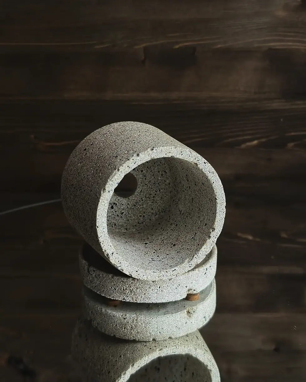 Miniaturbild: Betonpflanztopf in der Farbe Weiß bis Beige mit Untersetzter