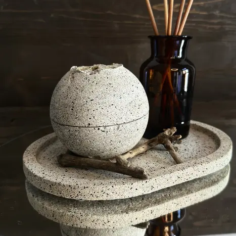 Handgemachter Dekoteller aus Beton in minimalistischer Form – ideal als Ablage für Schlüssel, Schmuck oder Kerzen. Nachhaltiges Wohnaccessoire von tian – unique like you.