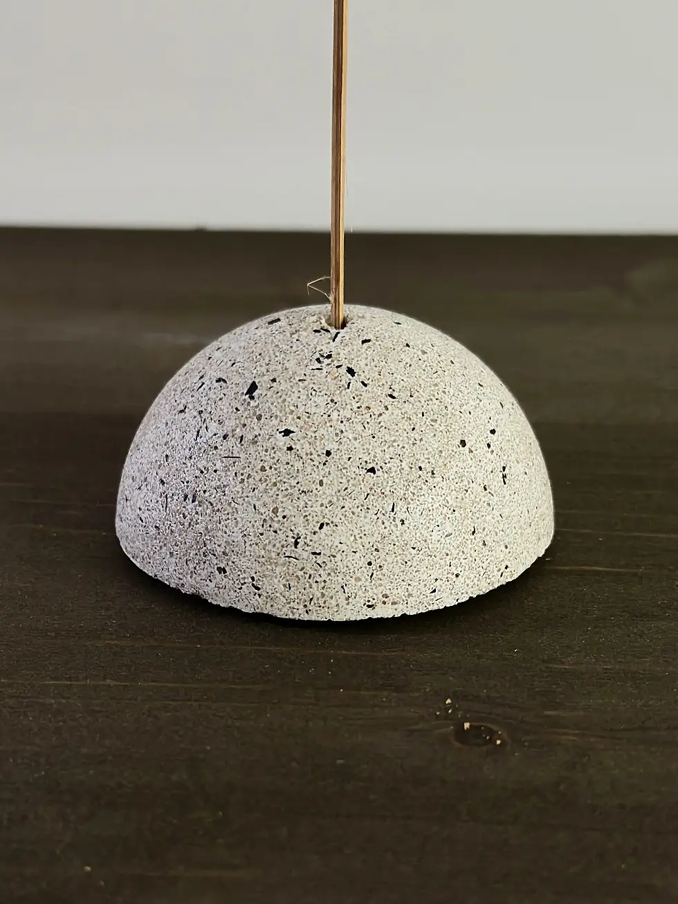 Miniaturbild: Räucherstäbchenhalter Clama aus recyceltem Beton