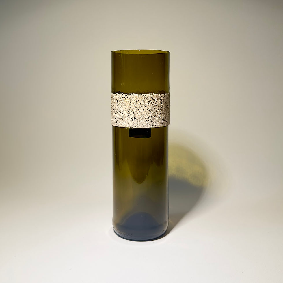 Miniaturbild: Bild von Boodeany Hydroglas aus recycelten Glas  in der Farbe antikgrün und weißem Beton