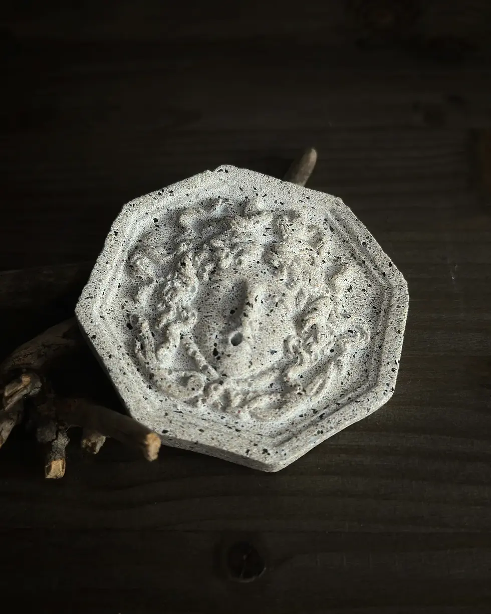 Miniaturbild: handgefertigter Räucherstabhalter Meduza handgefertigt aus Beton. Platziert auf einem Tablett, zusammen mit einer Kerze.