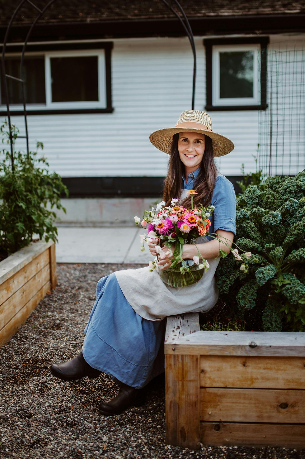 Femme heureuse dans son jardin