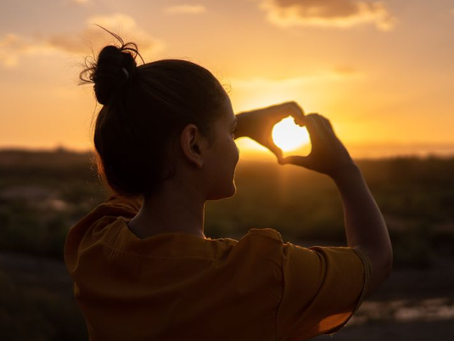 Femme qui se connecte avec son cœur